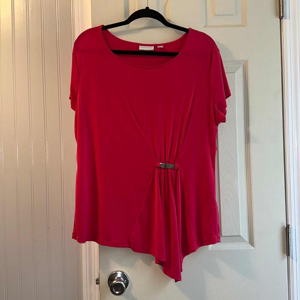 ⭐️ Buy 2 get 1 free ⭐️EUC NY AND COMPANY  pink asymmetrical from blouse size XL.